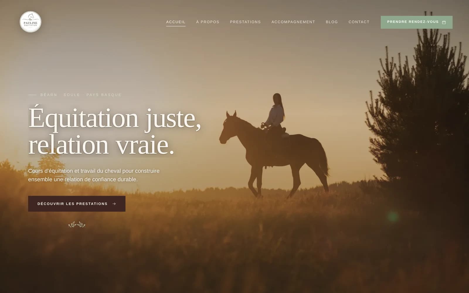 Site Pauline Équitation — hero page d'accueil, cavalière au lever du jour