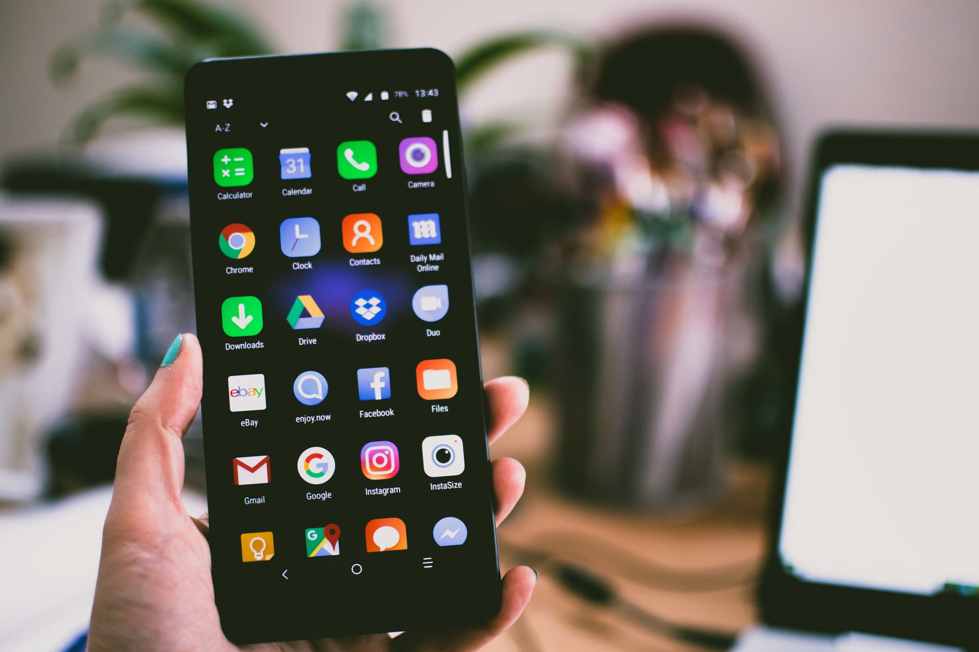 Smartphone affichant une interface d'application moderne