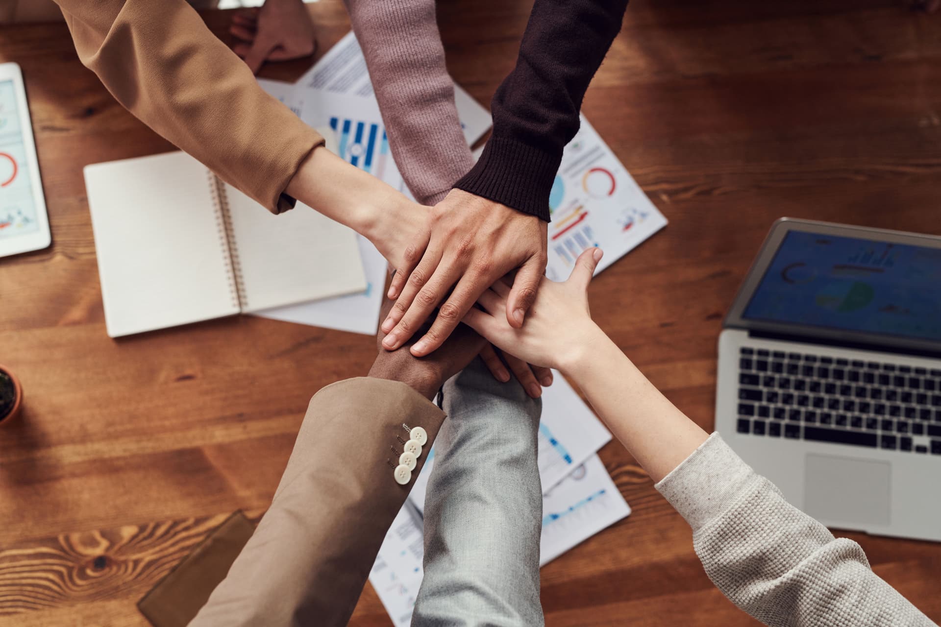 Équipe en réunion autour d'un écran, accompagnement PilotOne
